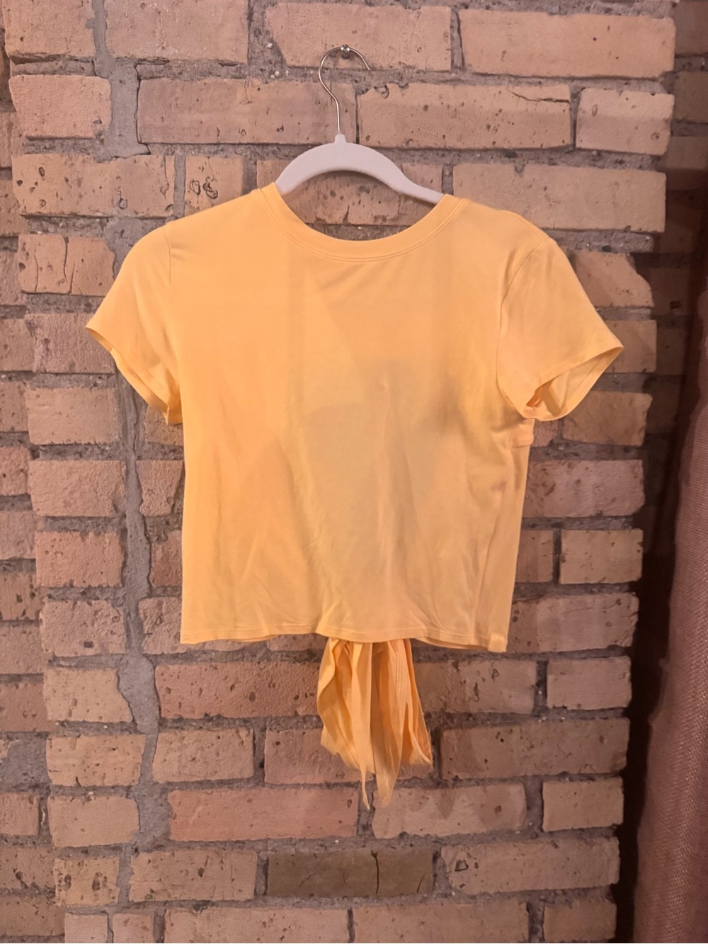 Short Sleeve Tie-Back Tee in Light Yellow